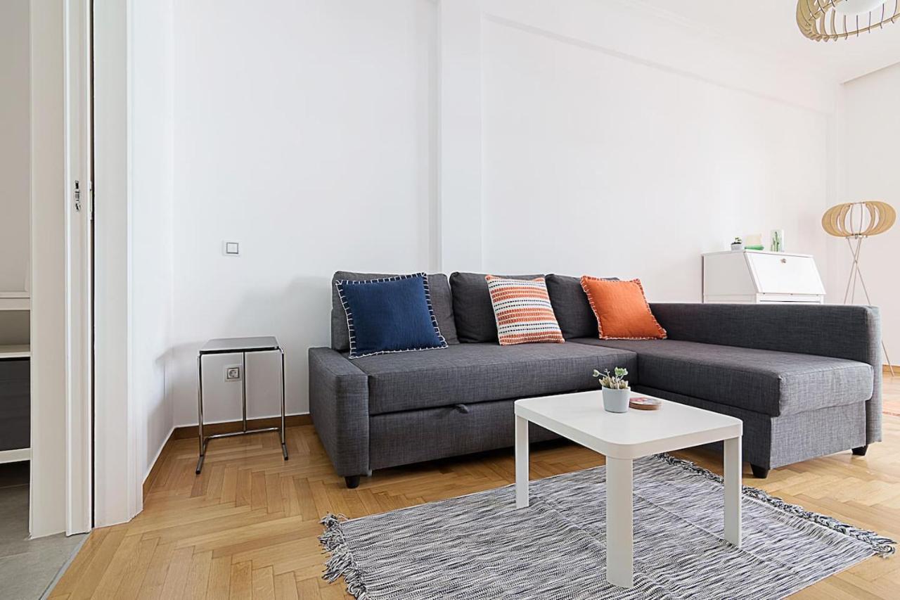 Spacious Two Bedroom Apartment In Central Location Атина Екстериор снимка
