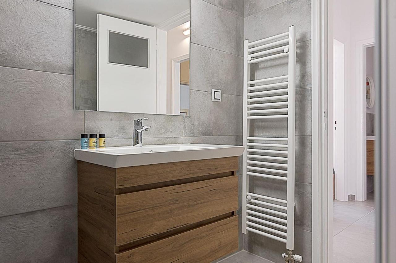 Spacious Two Bedroom Apartment In Central Location Атина Екстериор снимка