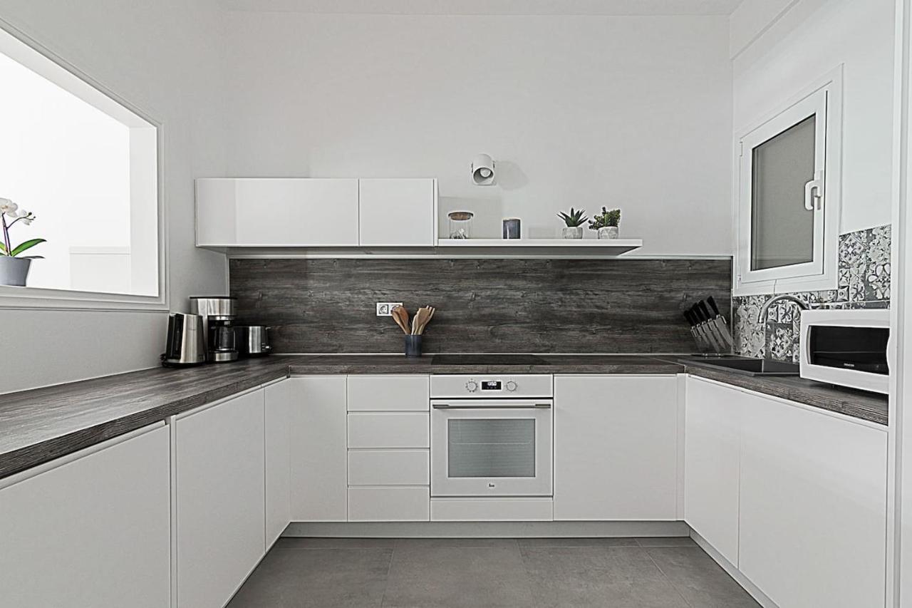 Spacious Two Bedroom Apartment In Central Location Атина Екстериор снимка