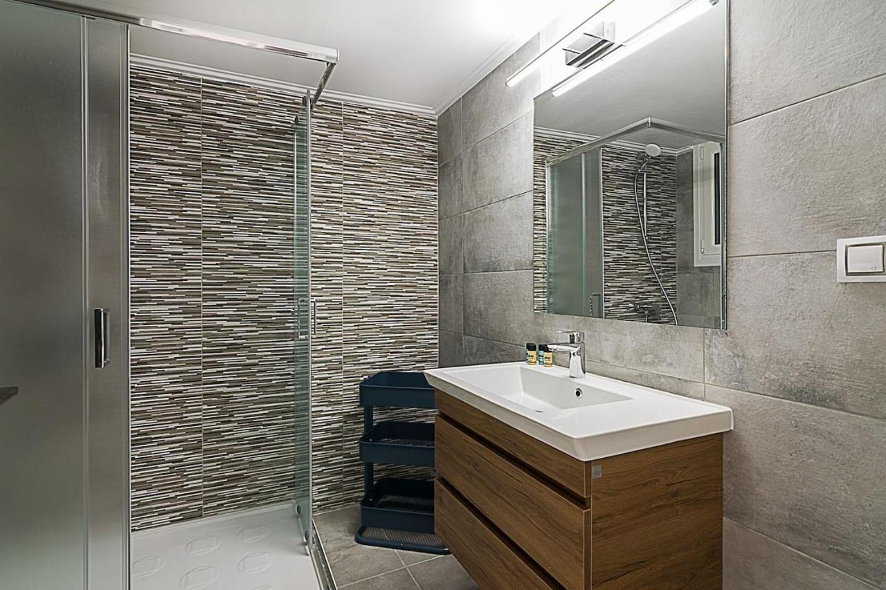 Spacious Two Bedroom Apartment In Central Location Атина Екстериор снимка